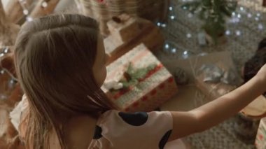 Çocuklar Noel ağacını süslüyor.