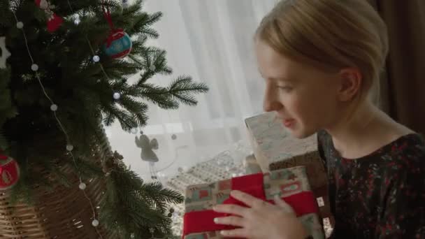 Meisjes Zitten Onder Kerstboom Schudden Dozen Met Geschenken — Stockvideo