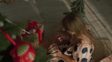 Çocuk Noel ağacını oyuncaklarla süslüyor.