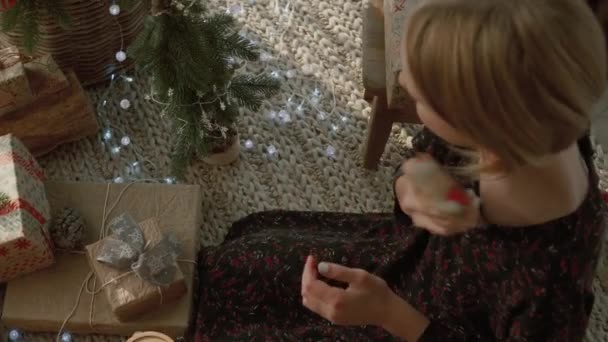 Děti Vyberou Krabici Dárkem Při Sezení Pod Vánočním Stromečkem — Stock video