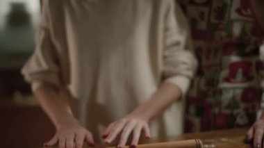Anne ve kızı mutfakta yeni yıl ve Noel için kurabiye hazırlıyorlar. Anne kızına kurabiye pişirmeyi öğretiyor. Hamur hazırlığı..