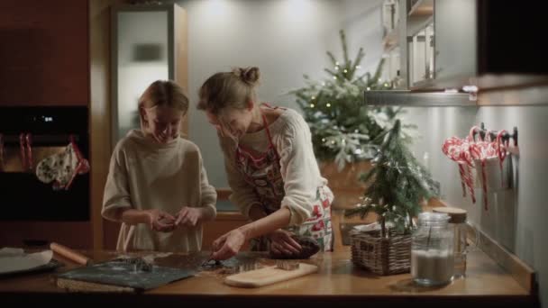 Bella Mamma Con Una Figlia Carina Stanno Preparando Dolci Cucina — Video Stock