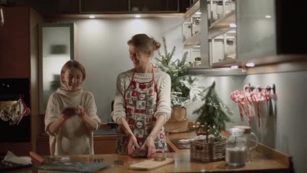 Mamma Och Dotter Lagar Bakverk Köket Flickorna Kastar Upp Stålarna — Stockvideo