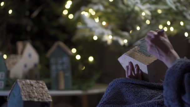 Gyönyörű Kézzel Készített Dekoráció Szilveszterkor Karácsonykor Női Kezek Miniatűr Ház — Stock videók