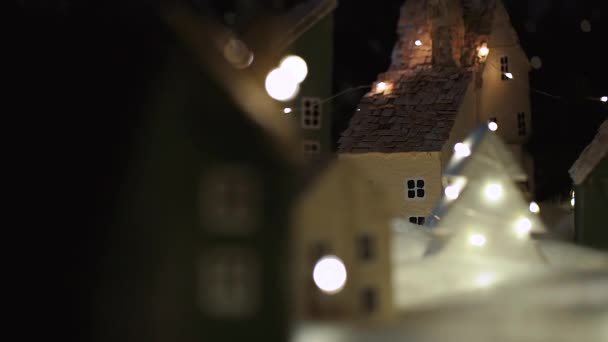 漂亮的缩影手工装饰的村庄 平安夜节日的气氛 小装饰房子 雪和圣诞树在市中心 相机向右移动 — 图库视频影像