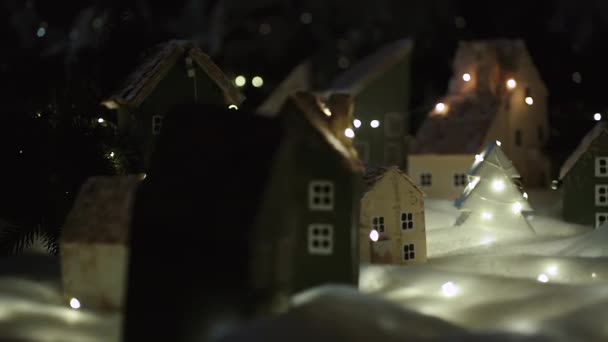 平安夜漂亮的缩影手工打造的装饰村 假日的气氛占上风 摄像机向右滑动以显示村庄的中心 那里有一棵圣诞树 — 图库视频影像
