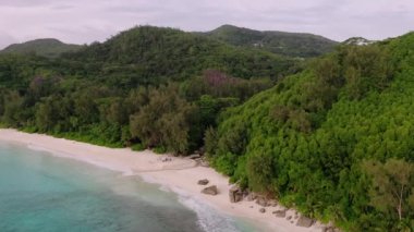 İHA, düğün töreninin yapıldığı sahile uçuyor..