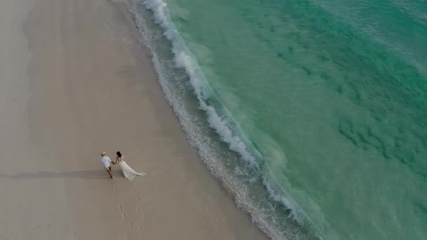 Een Jong Stel Loopt Langs Oceaan Kristalhelder Water Met Een — Stockvideo