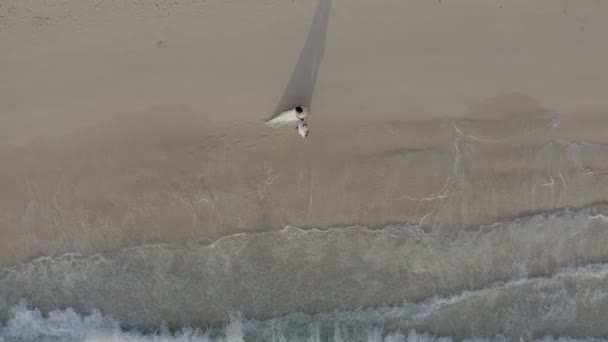 Een Jong Stel Loopt Langs Oceaankust Mooie Oceanische Golven Haasten — Stockvideo