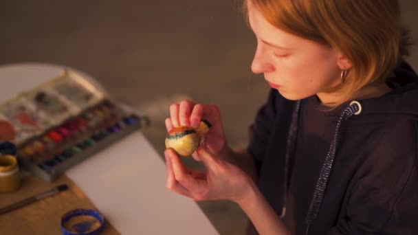 Прекрасне Сонячне Світло Дівчинка Підліток Малює Пензлем Великодньому Яйці Вдома — стокове відео