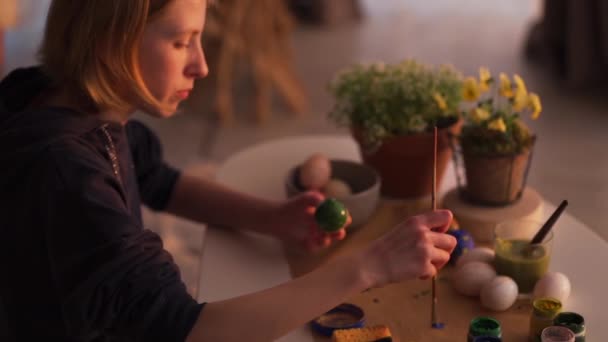 Прекрасне Сонячне Світло Дівчинка Підліток Малює Пензлем Великодньому Яйці Вдома — стокове відео