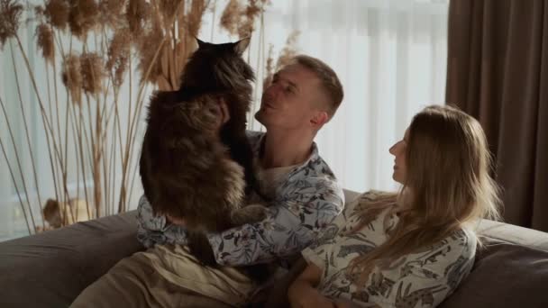 Jeune Couple Jouant Avec Leur Animal Compagnie Assis Sur Canapé — Video