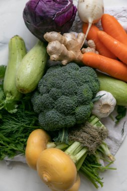 Yiyecek, sebze ve havuç. Şalgam, turp, brokoli, sarımsak, zencefil, dereotu, maydanoz, otlar. Sağlıklı yemek. Arka planda 