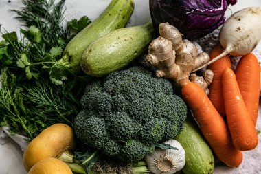 Yiyecek, sebze ve havuç. Şalgam, turp, brokoli, sarımsak, zencefil, dereotu, maydanoz, otlar. Sağlıklı yemek. Arka planda 