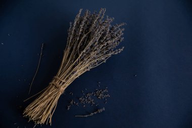 Mavi arka planda kurumuş ve badem kurabiyeleri, siyah bir anahtarla çekilmiş.. 