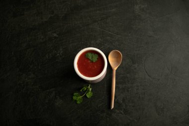 Tahta kaşıklı bir fincan sıcak domates suyu.