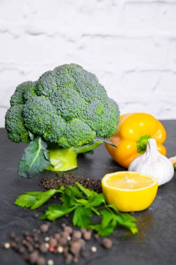 Arka planda sarı limon lahana brokoli ve biber yeşili ve sarımsak ve baharatlı beyaz arka planda