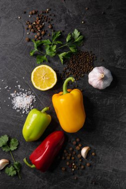 Yiyecekler. Yemek pişirmek için malzemeler. tatlı biber, brokoli, sarımsak, limon, tuz, biber, otlar.