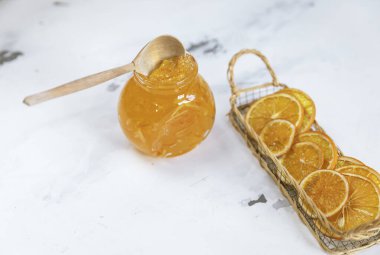 Turuncu reçel ve kurutulmuş turuncu ışık, beyaz arkaplan