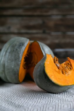 Tahta masadaki balkabağı