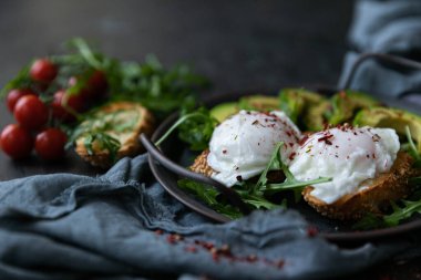  Avokado ve otlu kahvaltı yumurtası.
