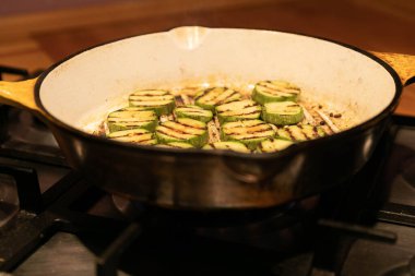  Demir tavada kızarmış kabak.