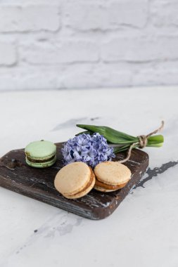  Tahta bir yüzeyde sazan ve sümbüller.