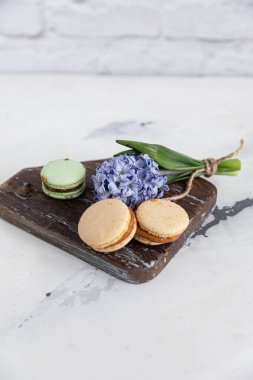  Tahta bir yüzeyde sazan ve sümbüller.