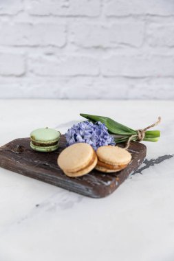  Tahta bir yüzeyde sazan ve sümbüller.