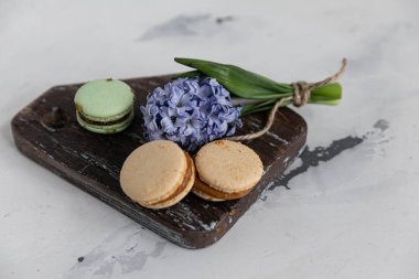  Tahta bir yüzeyde sazan ve sümbüller.