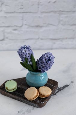 Çiçeklerle dolu bir spa. Tahta bir yüzeyde sazan ve sümbüller.