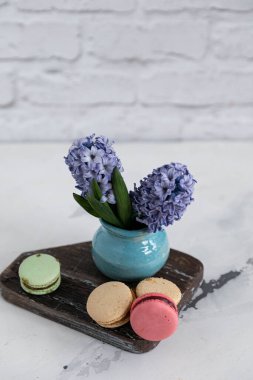 Çiçeklerle dolu bir spa. Tahta bir yüzeyde sazan ve sümbüller.