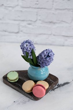 Çiçeklerle dolu bir spa. Tahta bir yüzeyde sazan ve sümbüller.