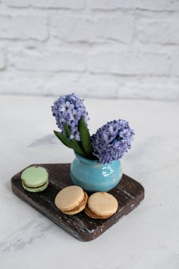 Çiçeklerle dolu bir spa. Tahta bir yüzeyde sazan ve sümbüller.