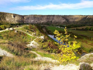Sonbahar manzara nehri ve dağ