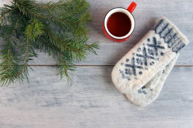  Tahta zeminde sıcak eldivenler ve Noel ağacı.                              