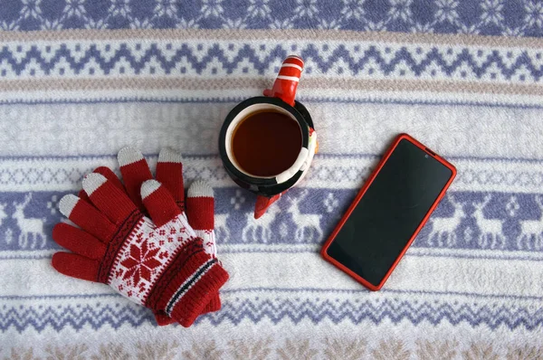 Eldivenler fincan çay mobil eldivenler Ren geyikleriyle bir battaniyenin üzerinde Noel                                   