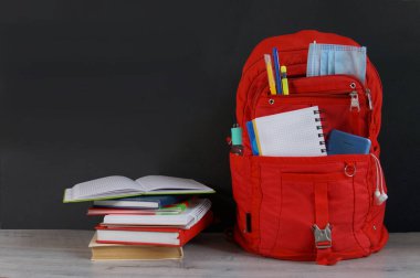 Rehberdeki kırmızı okul.                          