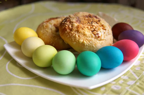Paskalya yumurtaları bir tabakta pişiyor.                               