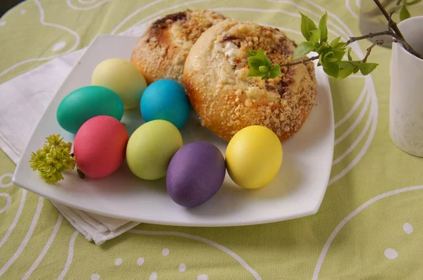 Ostereierkuchen Backen Auf Einem Teller — Stockfoto