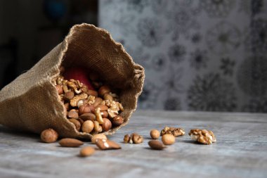 Masanın üzerinde bir paket fındık ve elma var.