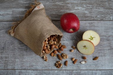 fındıklı fındıklı fındıklı bir poşet ve masada elmalı