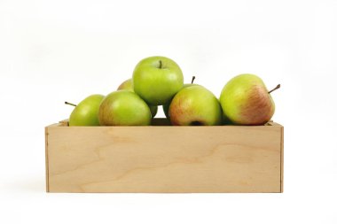 Yalıtılmış bir tahta kutuda yeşil kırmızı elmalar