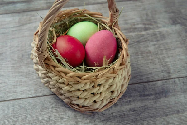 Bunte Ostereier Korb — Stockfoto