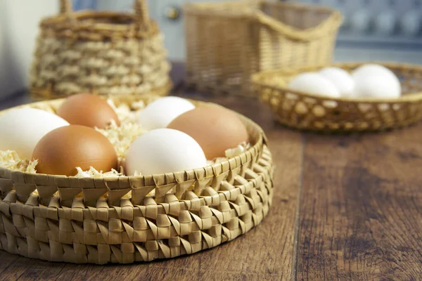 鸡蛋放在木制桌子上的篮子里 — 图库照片