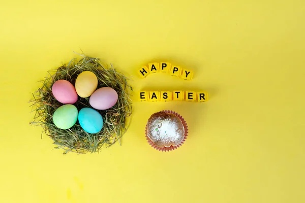 Frohe Ostereier Und Kuchennest Auf Gelbem Hintergrund — Stockfoto