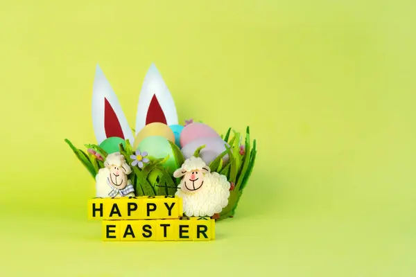 Fondo Vacaciones Pascua Con Conejito Huevos Pascua Decorados Blancos Sobre — Foto de Stock