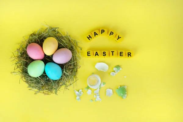 Bunte Eier Nisthüllen Und Die Inschrift Der Würfel Frohe Ostern — Stockfoto