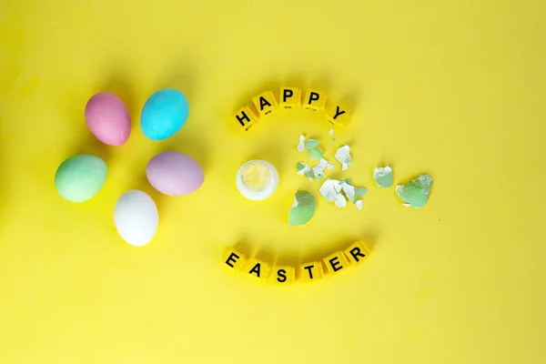 Huevos Colores Cáscaras Inscripción Los Cubos Feliz Pascua — Foto de Stock