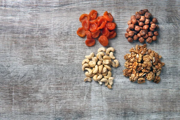 Fındık, kaju, kurutulmuş kayısı ceviz.                               